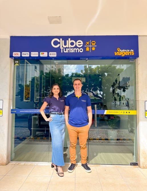 Equipe em frente a uma agência Clube Turismo